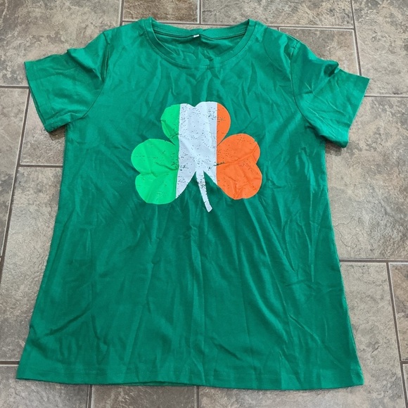 💥3/$30💥 Green T-Shirt with Irish Flag Shamrock - Picture 1 of 3